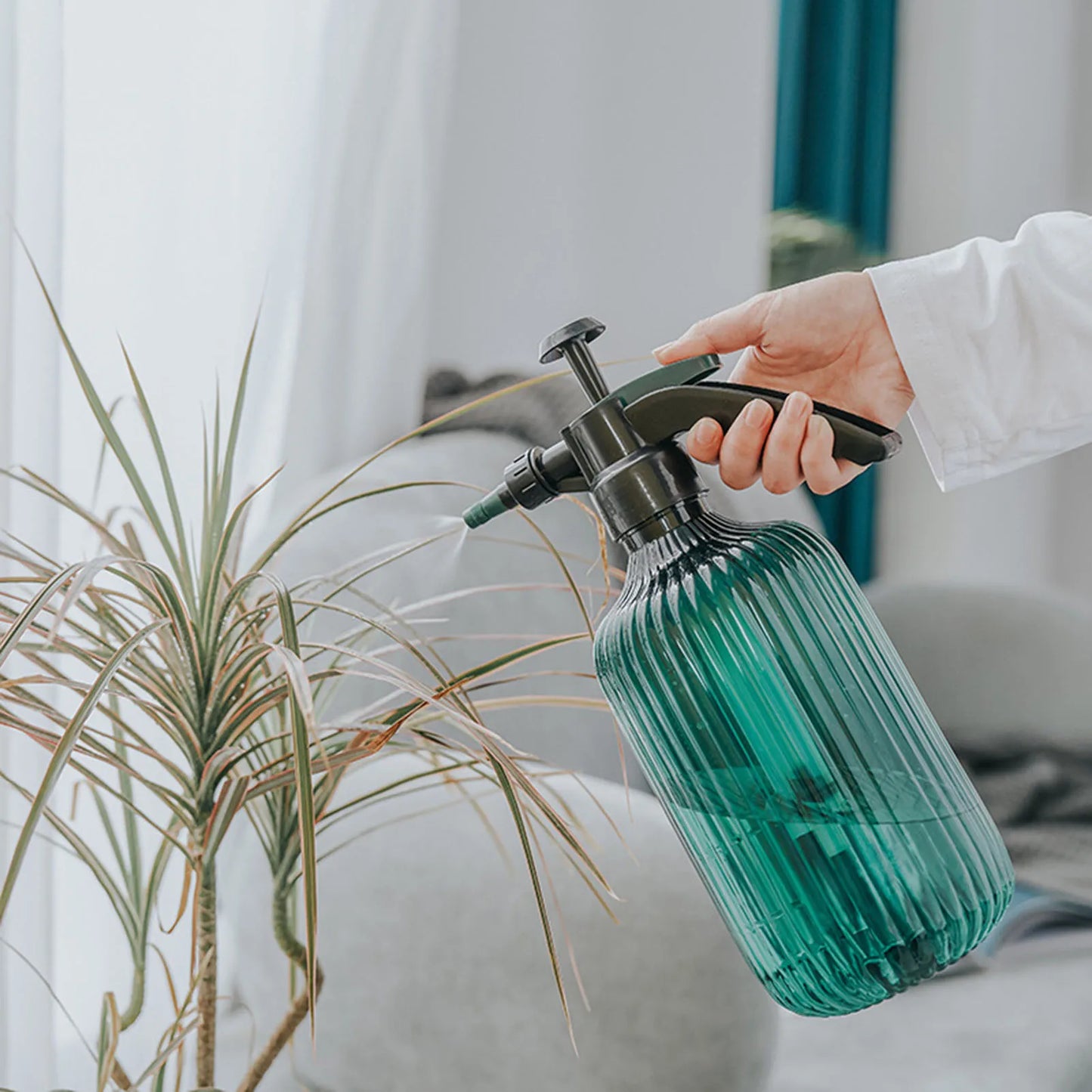 Garden Spray Bottle 2L Adjustable Nozzle Fine Mist Plant Watering Indoor